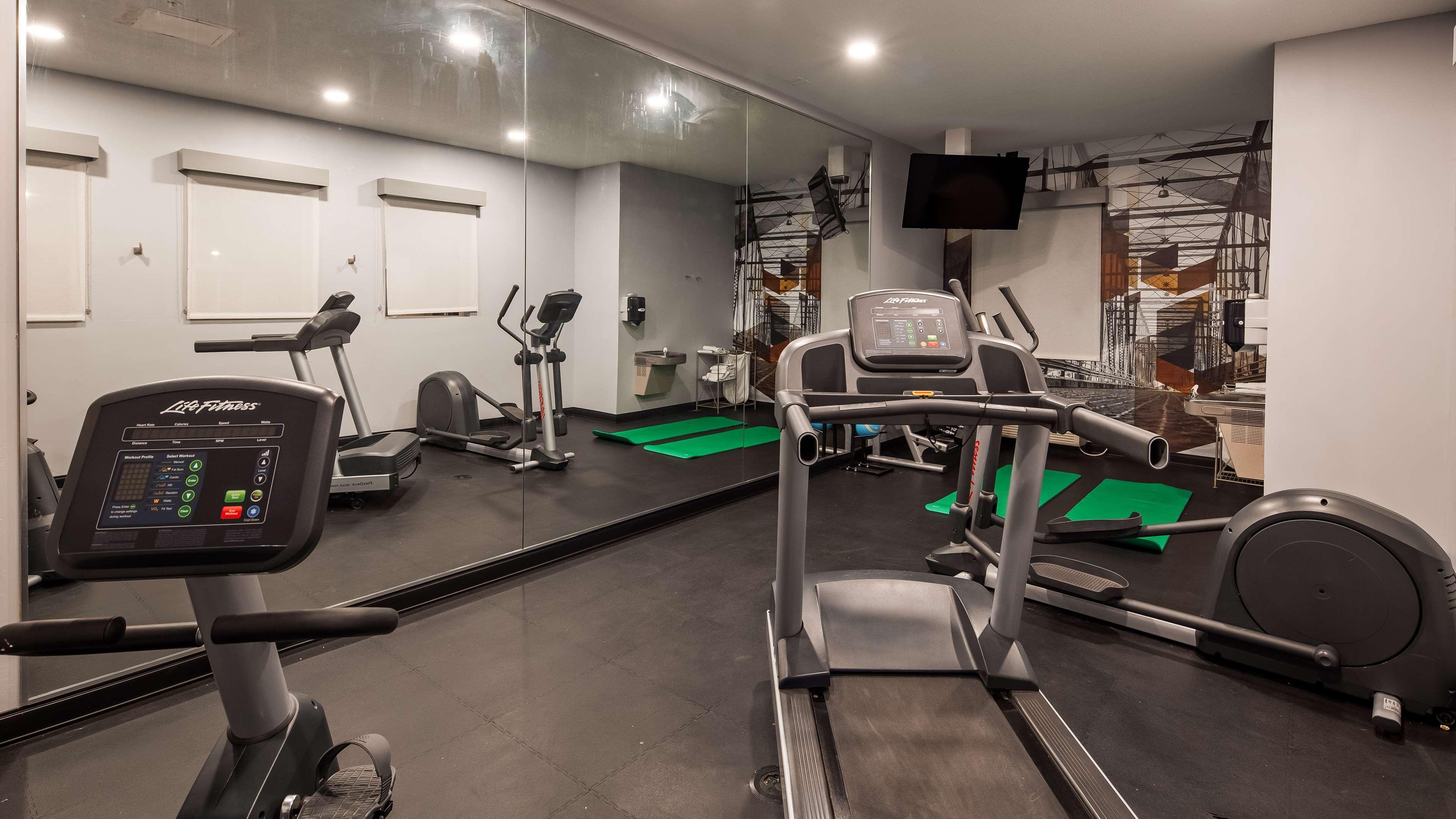 Best Western Plus New Cumberland Ngoại thất bức ảnh