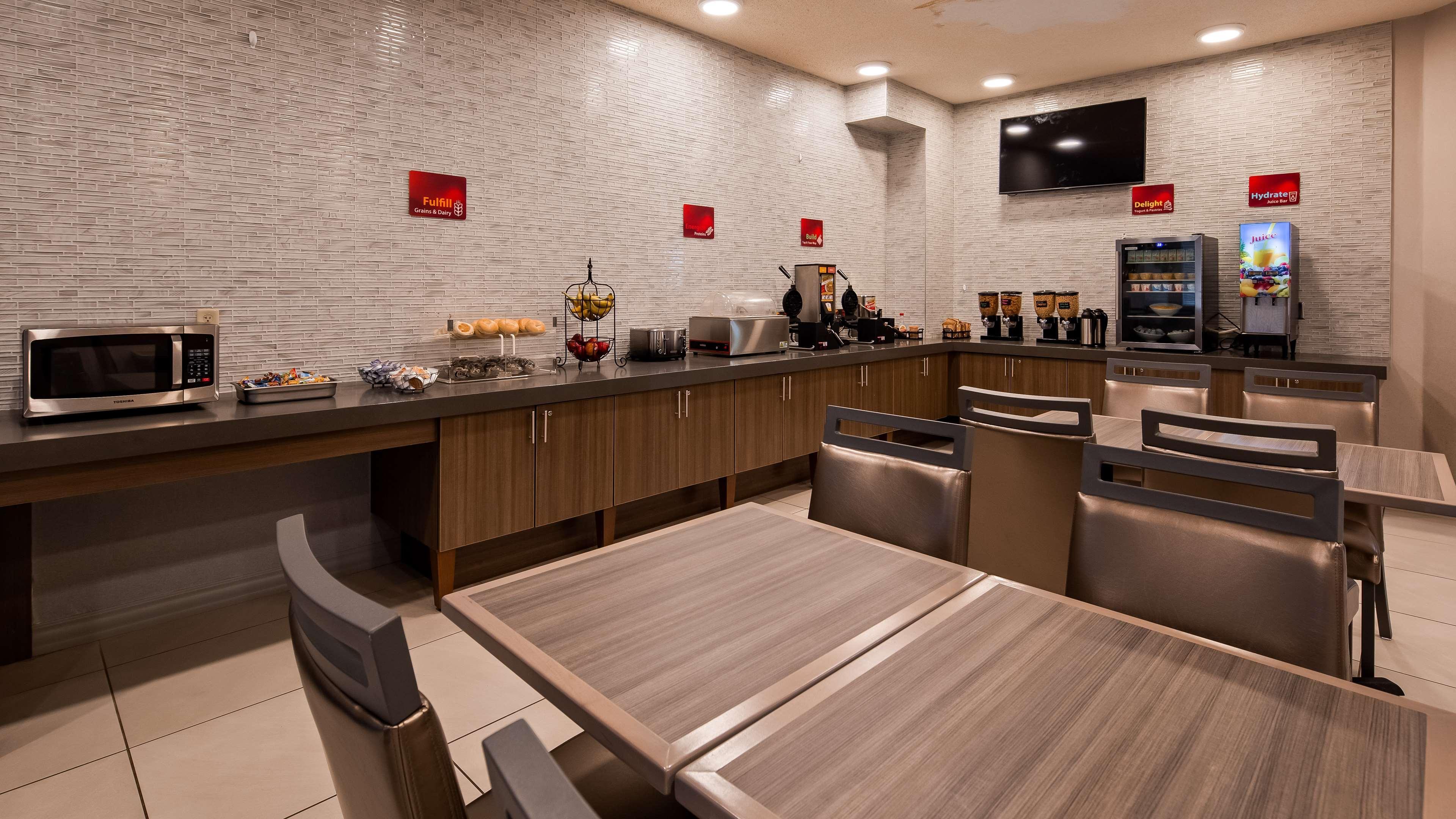 Best Western Plus New Cumberland Ngoại thất bức ảnh