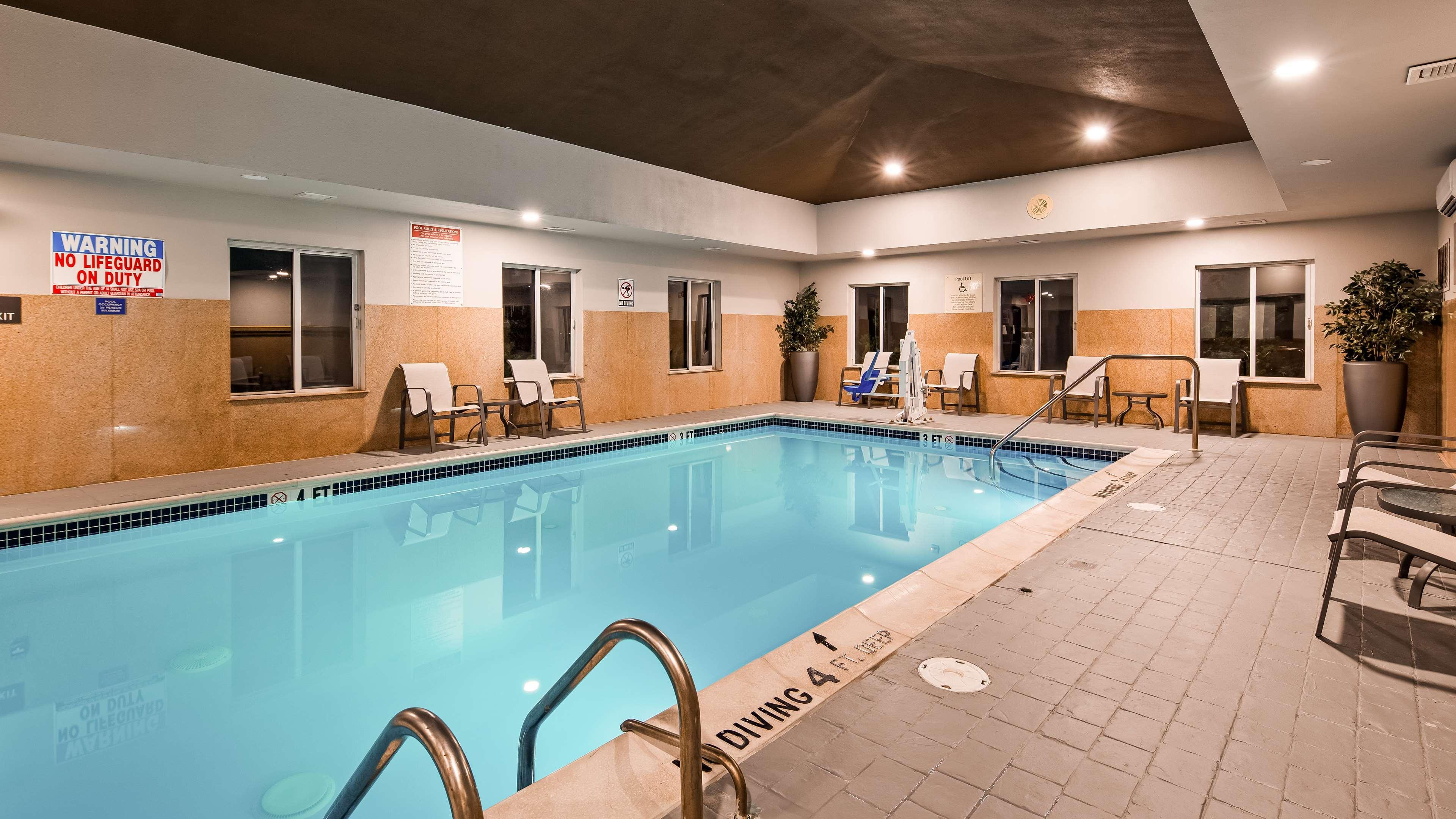 Best Western Plus New Cumberland Ngoại thất bức ảnh