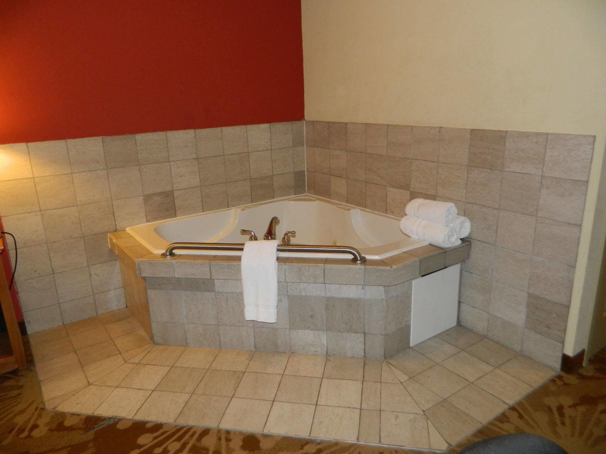 Best Western Plus New Cumberland Ngoại thất bức ảnh